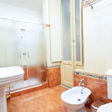 Casa Degli Artisti, A Spacious In The Center Appartamento *